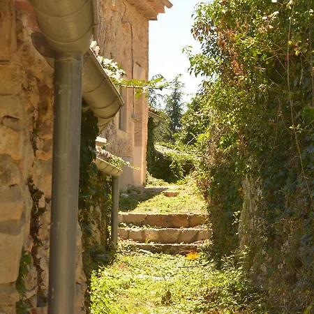La Ferme Accrochee A La Colline